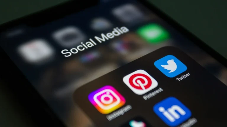 Smartphone folder labelled Social Media with Instagram, Pinterest, Twitter and LinkedIn apps