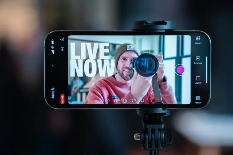 Smartphone on a tripod filming a vertical video, the 9:16 format used for WhatsApp Status ads